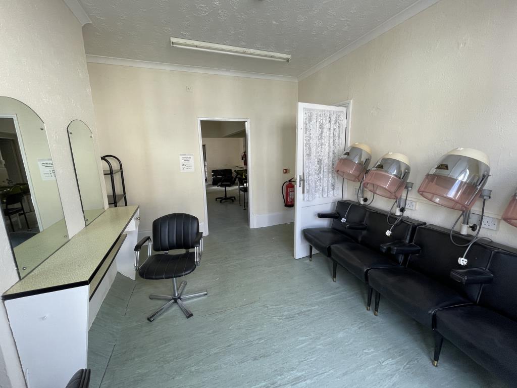 Lot: 50 - LARGE PROPERTY ARRANGED AS HAIRDRESSING SALON AND SELF-CONTAINED FLAT -